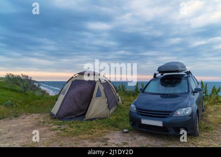 La voiture et la tente sont sur le rivage de la mer d'Azov . Kuchuguri, Russie Banque D'Images