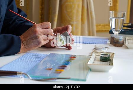 Susan Shakespeare, maître artisan émaillage de la compagnie d'artisanat britannique Halcyon Days, présente les méthodes traditionnelles de décoration en émail dans la salle de dessin blanche du château de Windsor, dans le Berkshire, où la reine Elizabeth II a vu une exposition d'objets de la compagnie pour commémorer leur anniversaire de 70th. Date de la photo: Mercredi 23 mars 2022. Banque D'Images