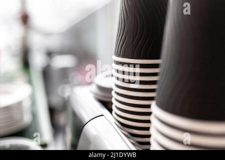 Gros plan de beaucoup de tasses de café en papier dans le café-restaurant. Espace de copie, mise au point sélective. Banque D'Images
