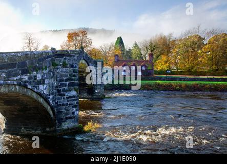 Les brumes d'automne au-dessus du pont Fawr Bridge un pont en pierre à trois arcades au-dessus de la rivière Conwy au parc national de Llanwrst Snowdonia Gwynedd North Wales UK Banque D'Images