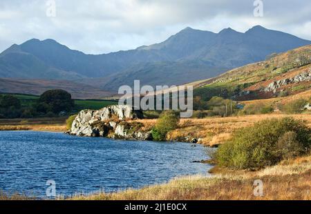 Photographie de Llyn Mymbyr avec des vues lointaines de la chaîne de montagnes de Snowdon dans le parc national de Snowdonia Gwynedd North Wales Royaume-Uni Europe Banque D'Images