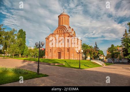 Début du printemps matin dans la ville ukrainienne de Chernihiv avec vue sur l'église de Pyatnitska dans l'art central de la ville Banque D'Images