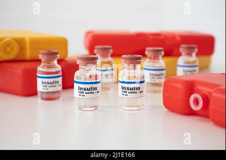 Flacons d'insuline avec des boîtes froides sur fond blanc : refroidissement et stockage corrects de l'insuline. Banque D'Images