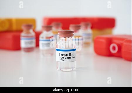 Ampoules d'insuline avec des sachets froids sur fond blanc : refroidissement et stockage corrects de l'insuline. Banque D'Images