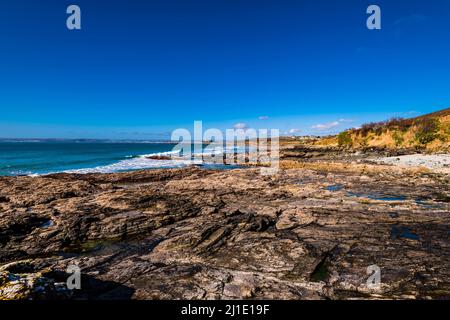 Panorama du surf à marée basse au-dessus de Trevean Cove, Rosudgeon, Penzance, Cornwall, Royaume-Uni Banque D'Images