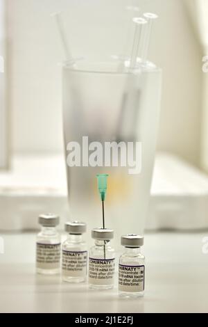 14.12.2021, Allemagne, Brême, Brême - ampoules du vaccin Corona Corminaty de Pfizer-BioNTech. 00A211214D018CAROEX.JPG [VERSION DU MODÈLE : NON APPLICABL Banque D'Images