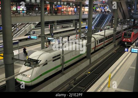 22.01.2022, Allemagne, Berlin, Berlin - ICE dans la gare principale de Berlin (low). 00A220122D021CAROEX.JPG [AUTORISATION DU MODÈLE : NON, AUTORISATION DU PROPRIÉTAIRE : NON (c) caro imag Banque D'Images