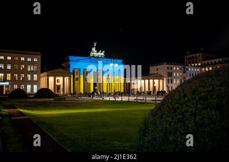 23.02.2022, Allemagne, Berlin, Berlin - la porte de Brandebourg est illuminée dans les couleurs nationales de l'Ukraine. 0CK220223D010CAROEX.JPG [AUTORISATION DU MODÈLE : NON, PROPRIÉTÉ RÉF Banque D'Images