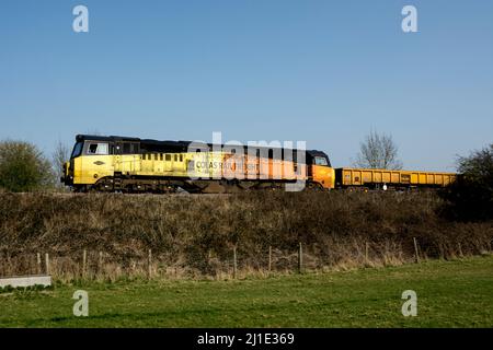 Colas Rail classe 70 locomotive diesel n° 70810 tirant un train de réseau ferroviaire, Warwickshire, Royaume-Uni Banque D'Images