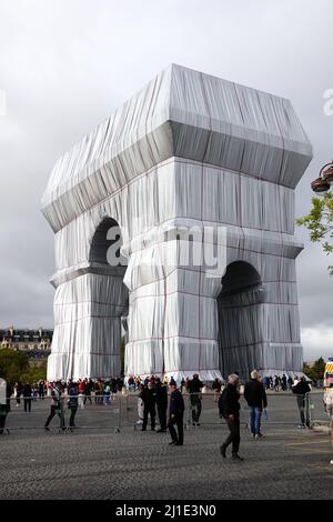 02.10.2021, France, , Paris - l'Arc de Triomphe couvert. L'idée, née en 1962 par les artistes Christo et Jeanne-Claude, est maintenant posthume Banque D'Images