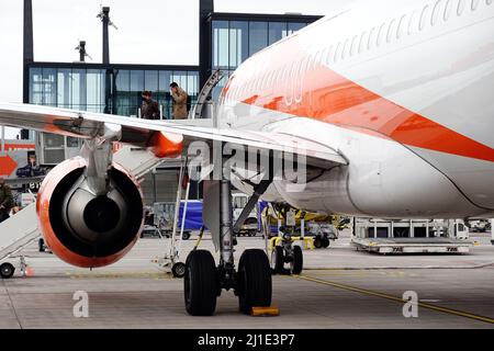 04.10.2021, Allemagne, Brandebourg, Schoenefeld - avion d'easyJet en position de stationnement à l'aéroport de BER. 00S211004D561CAROEX.JPG [VERSION DU MODÈLE : NON, PR Banque D'Images