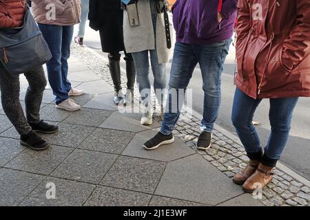 29.10.2021, Allemagne, , Berlin - gros plan : des femmes se tenant ensemble dans un groupe sur un trottoir. 00S211029D478CAROEX.JPG [AUTORISATION DU MODÈLE : NON, PROPRIÉTÉ RELEA Banque D'Images