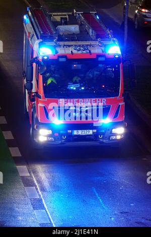 11.01.2022, Allemagne, , Berlin - Loeschwagen des pompiers de Berlin dans la soirée sur le trajet opérationnel. 00S220111D814CAROEX.JPG [VERSION DU MODÈLE : Banque D'Images