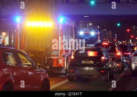 11.01.2022, Allemagne, , Berlin - Loeschwagen des pompiers de Berlin dans la soirée dans l'emploi. 00S220111D807CAROEX.JPG [VERSION DU MODÈLE : NON, P Banque D'Images