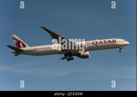 29.11.2021, Singapour, , Singapour - Un avion passager Qatar Airways de type Boeing 777-300 ER avec enregistrement A7-BAU sur Approach to Changi Inter Banque D'Images