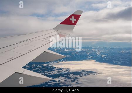 14.12.2021, Suisse, , Zurich - photo aérienne en vol avec Swiss Airlines de Zurich à Berlin avec vue de l'avion vers les ailes et le winte neigeux Banque D'Images