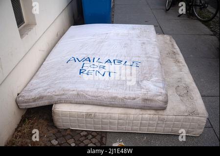 05.01.2022, Allemagne, , Berlin - deux anciens et jetés de matelas avec l'inscription disponible pour le loyer se trouvent au bord de la route dans le quartier Mitte. 0S Banque D'Images