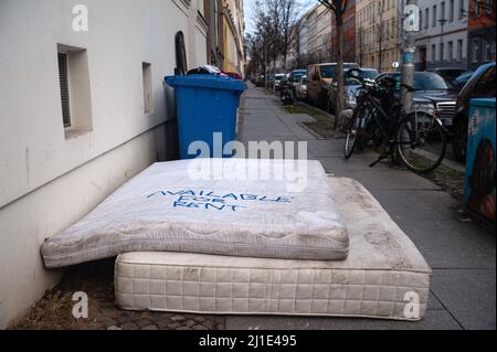 05.01.2022, Allemagne, , Berlin - deux anciens et jetés de matelas avec l'inscription disponible pour le loyer se trouvent au bord de la route dans le quartier Mitte. 0S Banque D'Images