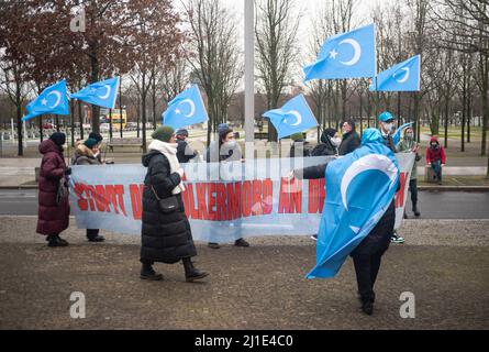 29.01.2022, Allemagne, , Berlin - des manifestants avec des bannières, des affiches de protestation et des drapeaux protestent contre le génocide des Uyghurs dans l'auton chinois Banque D'Images