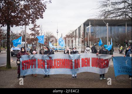 29.01.2022, Allemagne, , Berlin - des manifestants avec des bannières, des affiches de protestation et des drapeaux protestent contre le génocide des Uyghurs dans l'auton chinois Banque D'Images