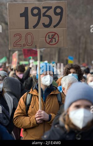 27.02.2022, Allemagne, Berlin, Berlin - démonstration sous le slogan Arrêtez la guerre, la paix pour l'Ukraine et toute l'Europe. Les manifestants manifestent par la poste Banque D'Images