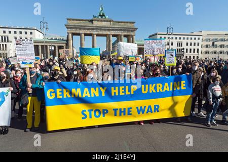 13.03.2022, Allemagne, Berlin, Berlin - grande manifestation sous la devise: Arrêter la guerre! Paix et solidarité pour le peuple en Ukraine. Démonstration Banque D'Images