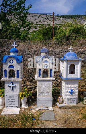 26.08.2021, Grèce, Macédoine orientale et Thrace, Théologos - cimetière orthodoxe grec avec de petites chapelles de prière traditionnelles dans le village de montagne de Banque D'Images