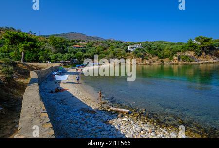 27.08.2021, Grèce, Macédoine orientale et Thrace, Aliki - la péninsule en marbre d'Aliki avec ses ruines anciennes et les baies de baignade est un destin populaire Banque D'Images