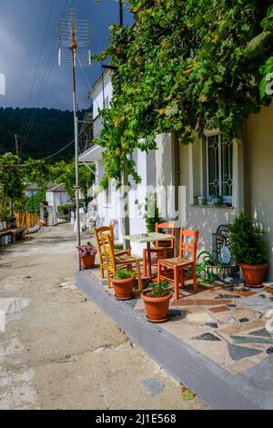 27.08.2021, Grèce, Macédoine orientale et Thrace, Potamia - village de montagne Potamia sur l'île de Thassos. Le village de montagne Potamia avec son t Banque D'Images