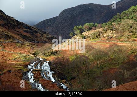 Cascade de MCG Llançà vu depuis le chemin d'Watkin Snowdon dans le parc national de Snowdonia Gwynedd North Wales UK Banque D'Images