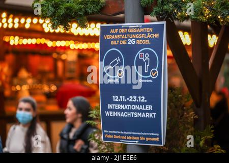 03.12.2021, Allemagne, Rhénanie-du-Nord-Westphalie, Essen - marché de Noël à Essen en période de pandémie de Corona dans 2G conditions. Panneau sur le corona Banque D'Images