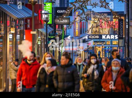 04.12.2021, Allemagne, Rhénanie-du-Nord-Westphalie, Essen - 2G Shopping dans le centre-ville d'Essen en temps de crise Corona. Beaucoup de passants à Noël Banque D'Images