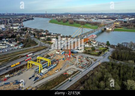 15.02.2022, Allemagne, Rhénanie-du-Nord-Westphalie, Duisbourg - Nouvelle construction du pont du Rhin de A40 Neuenkamp. Le pont autoroutier sur le Rhin à Duisb Banque D'Images