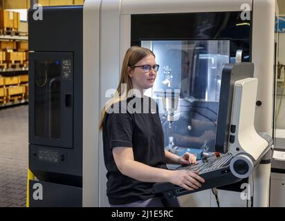 08.03.2022, Allemagne, Rhénanie-du-Nord-Westphalie, Oberhausen - stagiaire dans les métiers de la métallurgie. Opérateur stagiaire à une machine-outil CNC dans le ma Banque D'Images