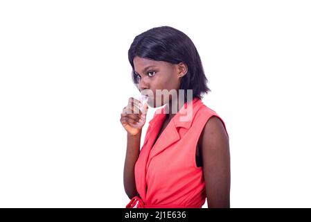 belle fille adolescente très assoiffée de boire de l'eau d'un sachet. Banque D'Images