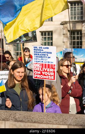 Mars 20th 2022. Des centaines d'Ukrainiens et leurs partisans protestent lors d'un rassemblement à Whitehall en face de Downing Street, Londres, Royaume-Uni. Protester contre l'invasion russe de l'Ukraine. En appelant à la mise en place d’une OTAN, l’Ukraine a été mise en place d’une zone d’exclusion aérienne, d’une aide militaire, de sanctions efficaces contre la Russie et d’une aide humanitaire. Affiche de garde pour jeune fille. Crédit : Stephen Bell/Alay Banque D'Images