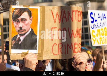 Mars 20th 2022. Des centaines d'Ukrainiens et leurs partisans protestent lors d'un rassemblement à Whitehall en face de Downing Street, Londres, Royaume-Uni. Protester contre l'invasion russe de l'Ukraine. En appelant à la mise en place d’une OTAN, l’Ukraine a été mise en place d’une zone d’exclusion aérienne, d’une aide militaire, de sanctions efficaces contre la Russie et d’une aide humanitaire. Photo de Vladimir Poutine édité pour ressembler à Hitler avec le texte recherché pour les crimes de guerre. Crédit : Stephen Bell/Alay Banque D'Images