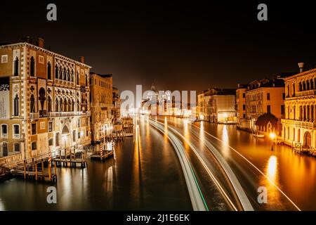 Grand Canal la nuit, Venise, Italie.transport typique de bateau, Venetian public bateau-bus longue exposition.transport de l'eau.Voyage scène urbaine.populaire Banque D'Images