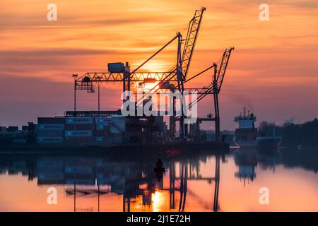 Tivoli, Cork, Irlande. 25th mars 2022. Le bateau à conteneurs Elisabeth vole lentement le long de la rivière Lee au lever du soleil pendant qu'elle se prépare à s'arrimer aux quais de Tivoli à Cork, en Irlande. - Crédit; David Creedon / Alamy Live News Banque D'Images