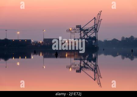 Tivoli, Cork, Irlande. 25th mars 2022. Une matinée calme à l'aube sur la rivière Lee aux quais de Tivoli à Cork, en Irlande. - Crédit; David Creedon / Alamy Live News Banque D'Images