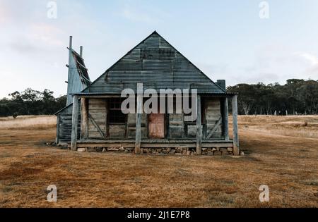 Cabane en rondins de Coolamine Homestead dans les hautes montagnes de Snowy en Australie Banque D'Images
