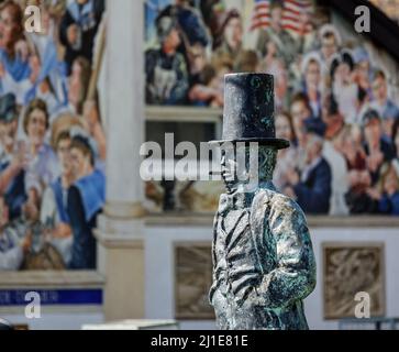 Une statue du Brunel du Royaume d'Isambard sur le front de mer à Saltash. En douceur derrière, la fresque de Saltash sur le mur de l'Union Inn Banque D'Images