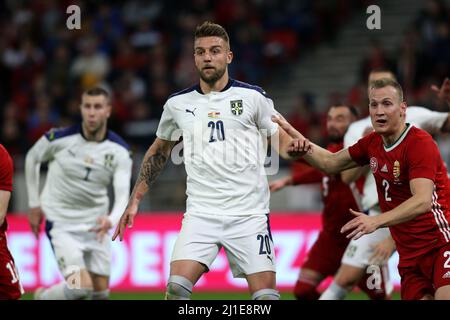 BUDAPEST, HONGRIE - MARS 24: Sergej Milinkovic-Savic de Serbie concurrence pour le ballon avec Adam Lang de Hongrie, pendant le match international amical entre la Hongrie et la Serbie à l'arène de Puskas le 24 mars 2022 à Budapest, Hongrie. (Photo par MB Media) Banque D'Images