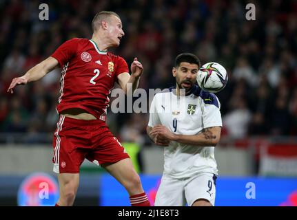 BUDAPEST, HONGRIE - MARS 24: Adam Lang de Hongrie à la tête de la balle contre Aleksandar Mitrovic de Serbie, pendant le match international amical entre la Hongrie et la Serbie à l'arène de Puskas le 24 mars 2022 à Budapest, Hongrie. (Photo par MB Media) Banque D'Images