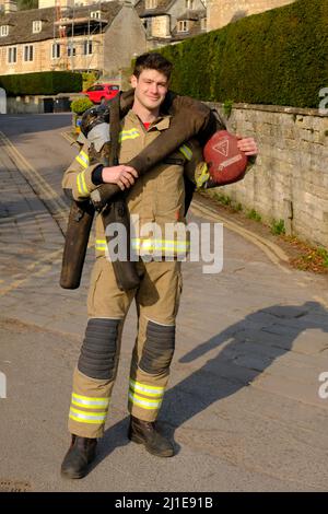 Bradford-on-Avon, Royaume-Uni. 25th mars 2022. James Compton collecte de l'argent pour les organismes de bienfaisance des services d'urgence en portant un mannequin de 70kg sur les collines de Bradford-on-Avon, une jolie mais très vallonnée ville de Wiltshire. Pendant 3 jours, 20 courses par jour, James escaladera l'équivalent de Snowdon. James, qui est pompier sur appel, tente de recueillir des fonds pour 3 œuvres caritatives Blue Light : police Care UK, Fire Fighters Charity et Ambulance Staff Charity. Crédit : JMF News/Alay Live News Banque D'Images