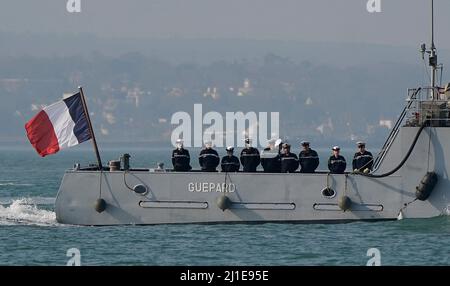 Les membres de l'équipage se tiennent sur la poupe du navire d'entraînement de classe léopard FS Guepard de la marine française, qui traverse le Solent en direction du port de Portsmouth. Date de la photo : vendredi 25 mars 2022. Banque D'Images