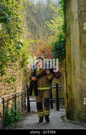 Bradford-on-Avon, Royaume-Uni. 25th mars 2022. James Compton collecte de l'argent pour les organismes de bienfaisance des services d'urgence en portant un mannequin de 70kg sur les collines de Bradford-on-Avon, une jolie mais très vallonnée ville de Wiltshire. Pendant 3 jours, 20 courses par jour, James escaladera l'équivalent de Snowdon. James, qui est pompier sur appel, tente de recueillir des fonds pour 3 œuvres caritatives Blue Light : police Care UK, Fire Fighters Charity et Ambulance Staff Charity. Crédit : JMF News/Alay Live News Banque D'Images