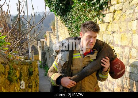 Bradford-on-Avon, Royaume-Uni. 25th mars 2022. James Compton collecte de l'argent pour les organismes de bienfaisance des services d'urgence en portant un mannequin de 70kg sur les collines de Bradford-on-Avon, une jolie mais très vallonnée ville de Wiltshire. Pendant 3 jours, 20 courses par jour, James escaladera l'équivalent de Snowdon. James, qui est pompier sur appel, tente de recueillir des fonds pour 3 œuvres caritatives Blue Light : police Care UK, Fire Fighters Charity et Ambulance Staff Charity. Crédit : JMF News/Alay Live News Banque D'Images