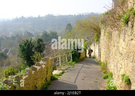 Bradford-on-Avon, Royaume-Uni. 25th mars 2022. James Compton collecte de l'argent pour les organismes de bienfaisance des services d'urgence en portant un mannequin de 70kg sur les collines de Bradford-on-Avon, une jolie mais très vallonnée ville de Wiltshire. Pendant 3 jours, 20 courses par jour, James escaladera l'équivalent de Snowdon. James, qui est pompier sur appel, tente de recueillir des fonds pour 3 œuvres caritatives Blue Light : police Care UK, Fire Fighters Charity et Ambulance Staff Charity. Crédit : JMF News/Alay Live News Banque D'Images