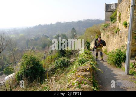 Bradford-on-Avon, Royaume-Uni. 25th mars 2022. James Compton collecte de l'argent pour les organismes de bienfaisance des services d'urgence en portant un mannequin de 70kg sur les collines de Bradford-on-Avon, une jolie mais très vallonnée ville de Wiltshire. Pendant 3 jours, 20 courses par jour, James escaladera l'équivalent de Snowdon. James, qui est pompier sur appel, tente de recueillir des fonds pour 3 œuvres caritatives Blue Light : police Care UK, Fire Fighters Charity et Ambulance Staff Charity. Crédit : JMF News/Alay Live News Banque D'Images